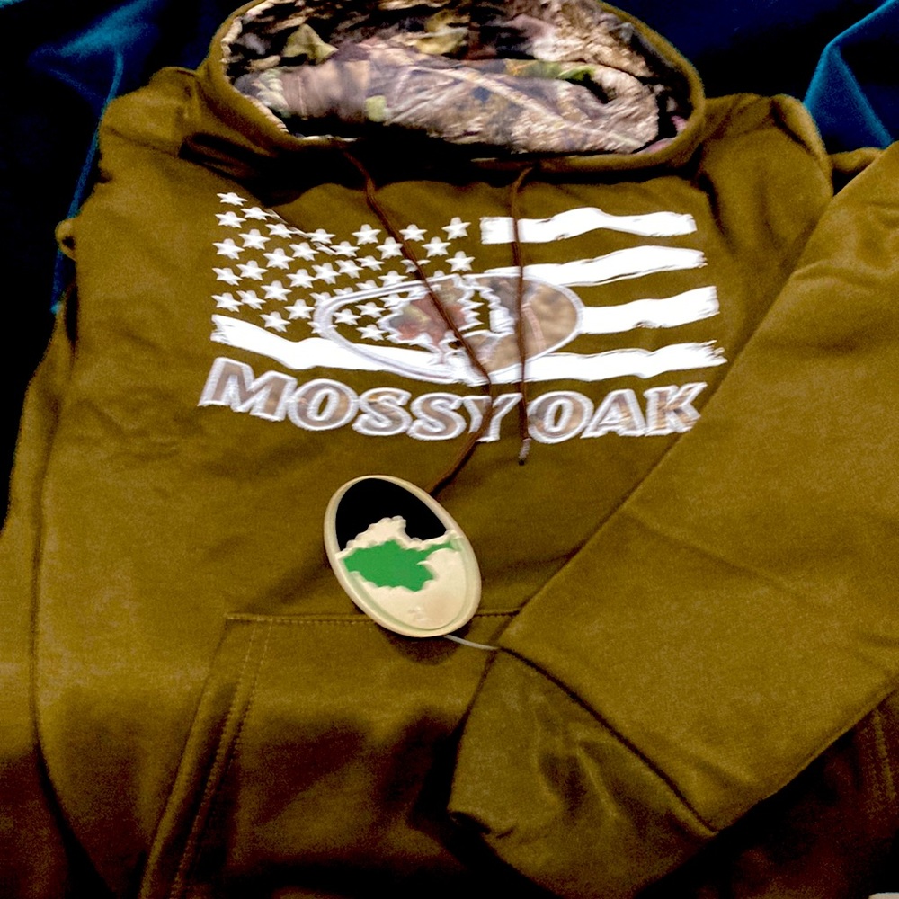 Brand New Mossy Oak hooded sweatshirt in XL.